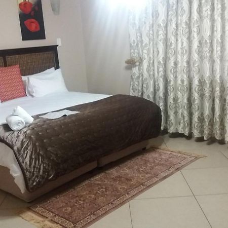 Nongoma Lodge & Inn Cc Стая снимка